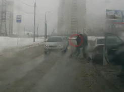 В центре Волгограда водитель избил битой пенсионера, которого едва не переехал