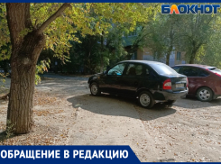 Парковка на тротуаре и зеленой зоне: волжанам наплевать на своих соседей