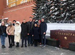 Ирина Гусева рассказала о своем дедушке, воевавшем на войне: студенты и депутат возложили цветы в память о погибших