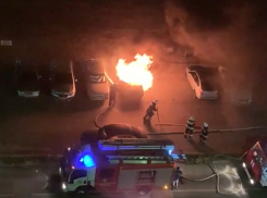 Волжане сняли видео горящего автомобиля под окнами дома