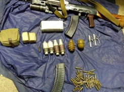 Волгоградец организовал в заброшенном здании настоящий склад из боеприпасов