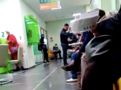 В Сбербанке становится небезопасно: волжанин устроил дебош в очереди на оплату штрафа