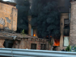 Неизвестные подожгли заброшку в Волжском
