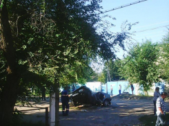 Под Волгоградом ВАЗ протаранил столб: один погиб, трое в больнице 