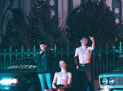 Богохульный фотосет с голыми торсами и неприличными жестами устроили парни у церкви в Волжском 