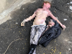 У подъезда многоэтажки в Волжском обнаружено тело женщины