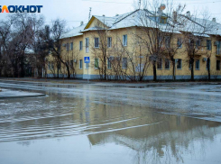 Устраняются последствия ливня: коммунальщики борются с потопом на улицах Волжского