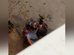 Из последних сил: пьяные волжане устроили ленивую драку на скамейке