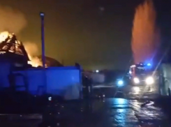 Ночной пожар на базе в Волжском попал на видео