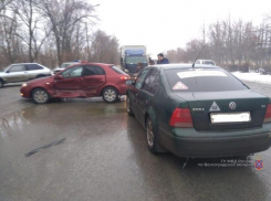 Водитель легковушки попал в больницу после ДТП в Волжском