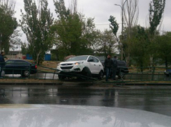 В Волжском в ДТП иномарка повисла на заборе