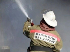 В Ленинске в жилом доме разбушевался пожар