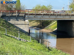 В Волжском затопило дорогу из-за прорыва трубы на Логинова