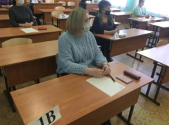 В Волжском родители почувствовали себя школьниками и сдали ЕГЭ 
