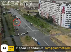 В Волжском сдуло ветром киоск: видео