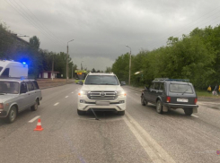 В Волжском Toyota Land Cruiser 200 показала подростку, кто сильнее: последний «уехал» в больницу