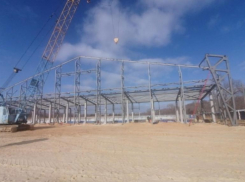 Стройка нового футбольного манежа в Волжском в полном разгаре