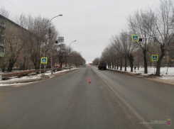 Молодую девушку сбили на пешеходе в Волжском
