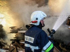 В области загорелся лакокрасочный склад 