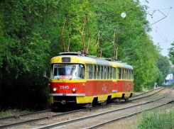 Невнимательная волгоградка угодила под колеса трамвая