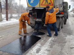 Несмотря на погоду в Волжском продолжается ямочный ремонт дорог