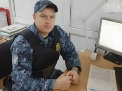 В Волгоградской области судебный пристав в одиночку потушил горящий автомобиль у здания суда