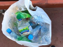 Детям приходится делить спортивную площадку с мешками мусора