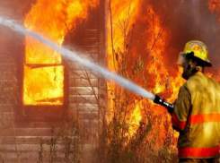 В Волжском ярким огнем полыхала хозпостройка