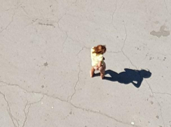 Голая женщина помыла промежность в фонтанчике в центре Волжского