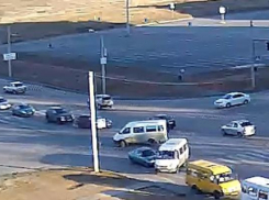 В Волжском «десятка» врезалась в маршрутку