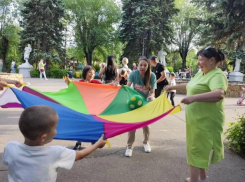 Пенная дискотека и сладкая вата: в Волжском прошел яркий семейный фестиваль