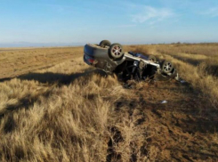 Водитель иномарки скончался после опрокидывания в кювет в Волгоградской области