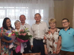 Жительницу Волжского поздравили с вековым юбилеем