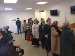Вместо удобства в МФЦ волжанам приходится душиться в километровых очередях 