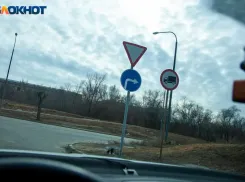 Автоледи «под градусом» врезалась в металлический забор в Волжском 