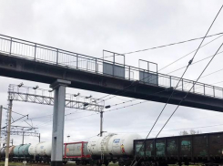 В Волжском завершили ремонт пешеходного моста через железную дорогу