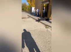 Мужчина с пеной изо рта без сознания лежит у магазина в Волжском: видео