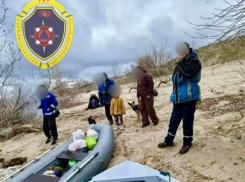 Волгоградские спасатели вывезли семью с малышом с острова за минуты до шторма