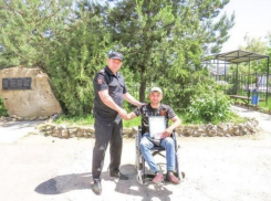 Нашел портмоне с деньгами и отдал полиции: под Волжским наградили мужчину