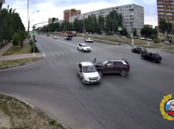 4-летняя девочка в больнице после столкновения двух авто в Волжском