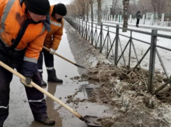 Волжский в снежном плену: коммунальщики борются с наледью