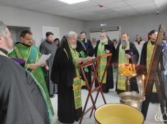  В Волжском священники окропили помещения горбольницы №1 святой водой