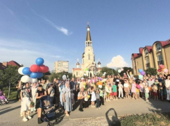 В Волжском прошли праздничные мероприятия в рамках Всероссийского парада семьи