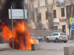 В центре Волгограда на дороге вспыхнуло такси