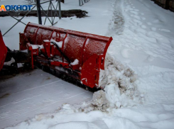 27 единиц спецтехники очищают дороги от снега в Волжском