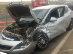 В Волжском легковушка столкнулась с фурой