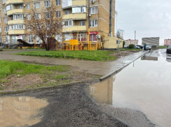 «Лодку можно доставать»: яма между домами в Волжском снова разрастается