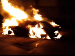 В Волжском ночью неизвестные сожгли новый «Мерседес»