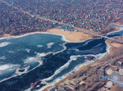 Замерзшую Ахтубу и домики острова Зеленый показал волжанин с дрона