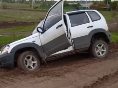 «Нива» слетела с дороги: волжане показали последствия аварии на видео